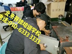 女人张开鸡巴让男孩的鸡巴捅进逼里面视频"